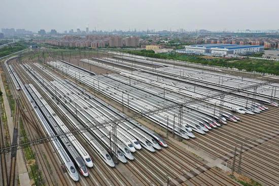 El 6 de abril, los trenes de alta velocidad de Wuhan están listos para entrar en funcionamiento. (Por Chen Yong, corresponsal de Hubei Daily News. Foto por Zhao Jun)