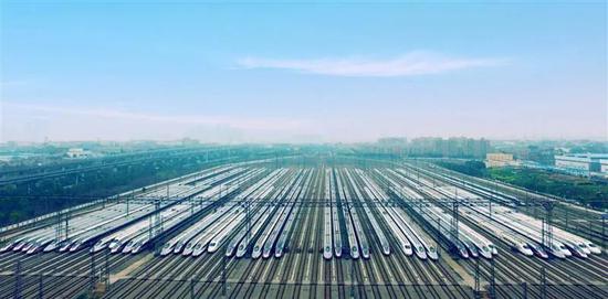 El 6 de abril, los trenes de alta velocidad de Wuhan están listos para entrar en funcionamiento. (Por Chen Yong, corresponsal de Hubei Daily News. Foto por Zhao Jun)