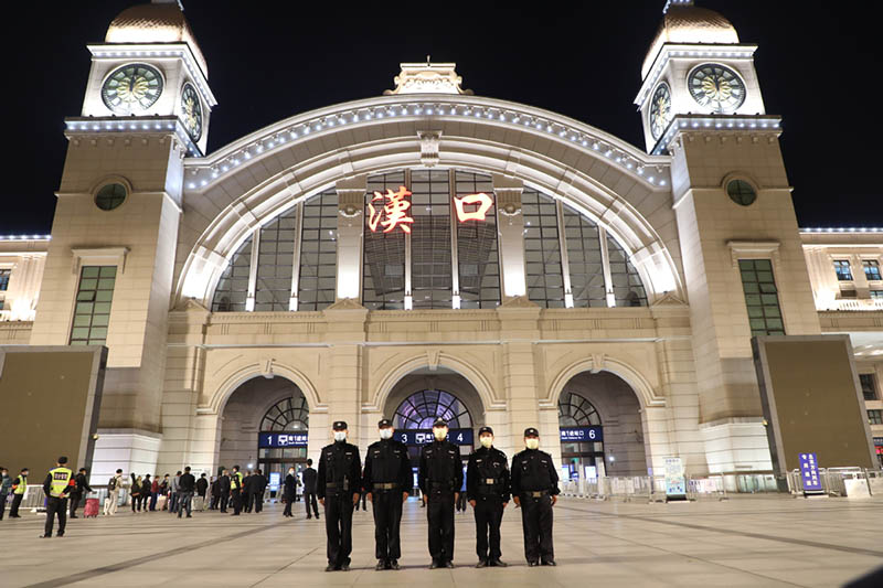 Oficiales de la policía ferroviaria patrullan en la Estación de Ferrocarril de Hankou, Wuhan, 7 de abril del 2020. [Foto: Chen Zhuo/ China Daily] 