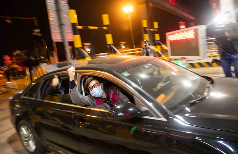 Un pasajero saluda desde un coche que sale de Wuhan, 8 de abril del 2020. [Foto: Ke Hao/China Daily] 