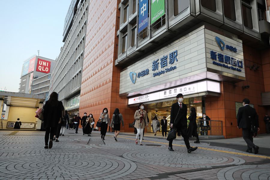 Infecciones de COVID-19 alcanzan altura récord en Tokio un día después de ser declarado estado de emergencia