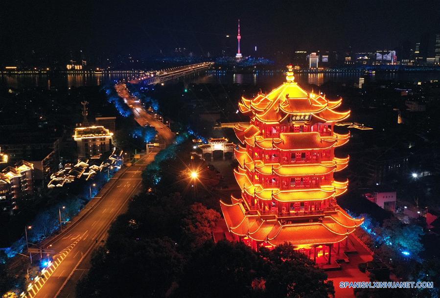 WUHAN, 7 abril, 2020 (Xinhua) -- Vista aérea del 7 de abril de 2020 de la Torre de la Grulla Amarilla o Huanghelou iluminada, un lugar emblemático de la ciudad de Wuhan, en la provincia de Hubei, en el centro de China. (Xinhua/Li He)