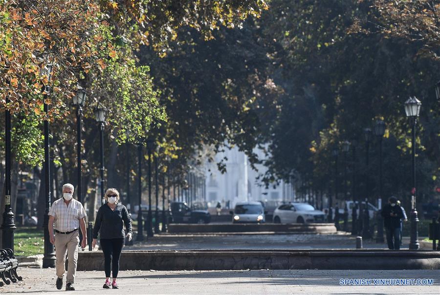 SANTIAGO, 13 abril, 2020 (Xinhua) -- Personas usan mascarillas mientras caminan por una calle, en Santiago, capital de Chile, el 13 de abril de 2020. El Ministerio de Salud de Chile elevó el lunes a 7.525 el número de casos de la enfermedad causada por el nuevo coronavirus (COVID-19) en el país sudamericano, con 82 muertos a la fecha. (Xinhua/Jorge Villegas)