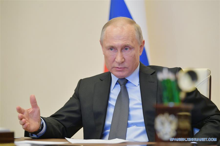 MOSCU, 13 abril, 2020 (Xinhua) -- El presidente ruso, Vladimir Putin, asiste a una reunión con altos funcionarios de gobierno involucrados en la batalla contra el COVID-19 a través de una teleconferencia en la residencia estatal de Novo-Ogaryovo, en las afueras de Moscú, Rusia, el 13 de abril de 2020. Rusia puede acudir a sus recursos militares en la lucha contra el COVID-19 si la situación en el país continúa empeorando, Putin afirmó el lunes. (Xinhua/Sputnik)