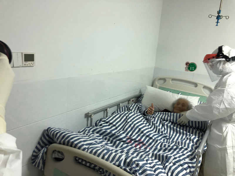 Una señora de 102 años, recuperada del COVID-19, es atendida en un centro de rehabilitación en Wuhan, provincia de Hubei. [Foto: proporcionada a China Daily] 