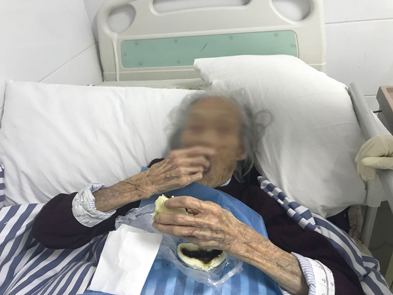 Una mujer de 102 años que se ha recuperado de COVID-19 está siendo atendida en un centro de rehabilitación en Wuhan, provincia de Hubei en China Central. [Foto: proporcionada a China Daily] 