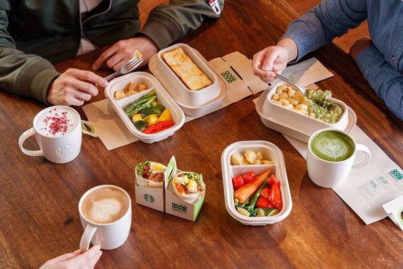 Starbucks se unió a las empresas innovadoras basadas en plantas Beyond Meat, Inc y Oatly para lanzar nuevos productos en sus tiendas en China el martes. [Foto proporcionada a chinadaily.com.cn]