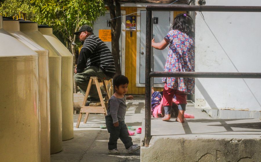 Unos niños migrantes juegan en el Albergue Nueva Misión Agape, en Tijuana, México, el 4 de abril de 2020. (Xinhua/Joebeth Terriquez)