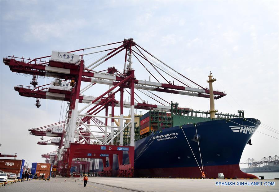 Imagen del 26 de abril de 2020 del buque HMM Algeciras, atracado en el puerto de Qingdao, en Qingdao, provincia de Shandong, en el este de China. El HMM Algeciras, el buque portacontenedores más grande del mundo con una capacidad de 24.000 TEU (unidad equivalente a 20 pies), comenzó el domingo su primer viaje desde el puerto de Qingdao. (Xinhua/Li Ziheng)