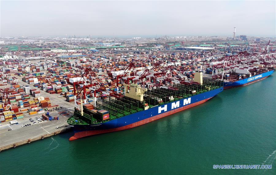 Vista aérea del 26 de abril de 2020 del buque HMM Algeciras, atracado en el puerto de Qingdao, en Qingdao, provincia de Shandong, en el este de China. El HMM Algeciras, el buque portacontenedores más grande del mundo con una capacidad de 24.000 TEU (unidad equivalente a 20 pies), comenzó el domingo su primer viaje desde el puerto de Qingdao. (Xinhua/Li Ziheng)
