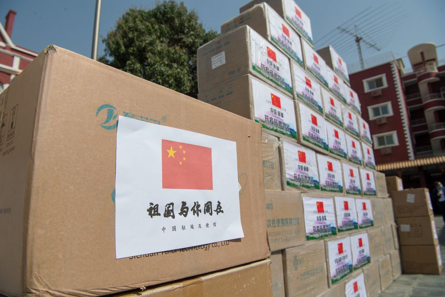 La imagen tomada el 20 de abril de 2020 muestra cajas de materiales antiepidémicos en la embajada china en El Cairo, Egipto. El embajador chino para Egipto, Liao Liqiang, distribuyó los paquetes sanitarios a estudiantes chinos en ese país el mismo día en la sede diplomática. (Xinhua/Wu Huiwo)