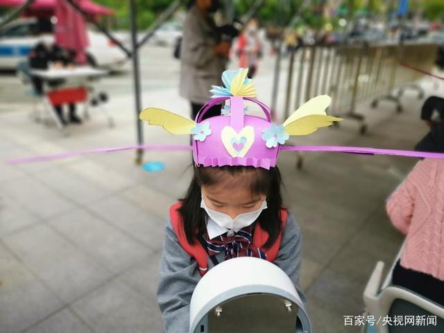 Los alumnos de una escuela primaria de Hangzhou vuelven a las aulas con "sombreros de un metro"