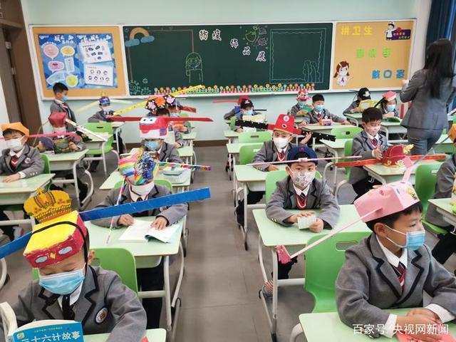 Los alumnos de una escuela primaria de Hangzhou vuelven a las aulas con "sombreros de un metro"