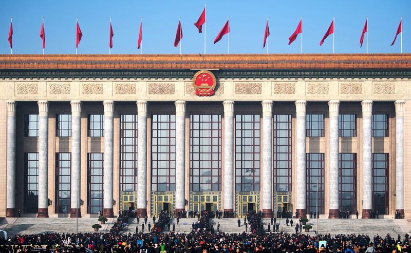 Diputados a la XIII Asamblea Popular Nacional (APN) hacen fila para ingresar al Gran Palacio del Pueblo para la reunión de apertura de la segunda sesión anual de la XIII APN en Beijing, capital de China, el 5 de marzo de 2019. (Xinhua/Shen Hong)