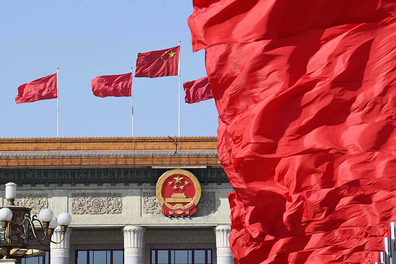 Las banderas ondean en la Plaza de Tian'anmen y en el techo del Gran Palacio del Pueblo durante la reunión de apertura de la segunda sesión anual de la Asamblea Popular Nacional (APN), en Beijing, capital de China, el 5 de marzo de 2019. (Xinhua/Yang Zongyou)