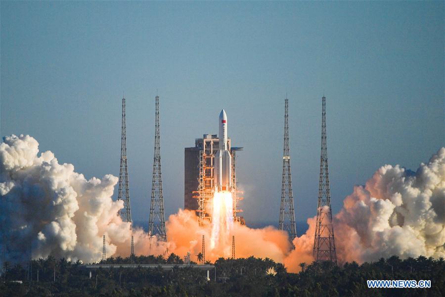 El nuevo cohete portador Gran Marcha-5B de China despega desde el Centro de Lanzamiento Espacial de Wenchang, en la provincia de Hainan, en el sur de China, el 5 de mayo de 2020. El cohete portador Gran Marcha-5B de China realizó el martes su vuelo inaugural, transportando al espacio la versión de prueba de la nueva generación de nave espacial tripulada del país y una cápsula de prueba que más adelante será usada para traer carga de vuelta a la Tierra. (Xinhua/Pu Xiaoxu)