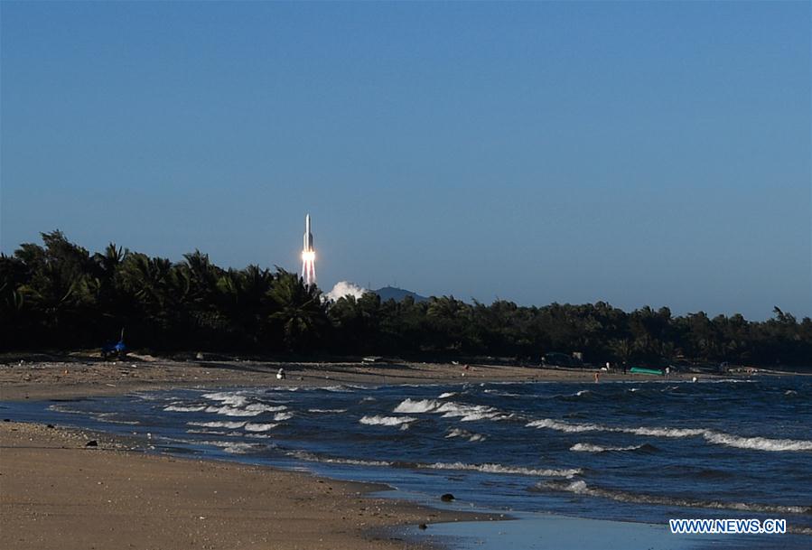 El nuevo cohete portador Gran Marcha-5B de China despega desde el Centro de Lanzamiento Espacial de Wenchang, en la provincia de Hainan, en el sur de China, el 5 de mayo de 2020. El cohete portador Gran Marcha-5B de China realizó el martes su vuelo inaugural, transportando al espacio la versión de prueba de la nueva generación de nave espacial tripulada del país y una cápsula de prueba que más adelante será usada para traer carga de vuelta a la Tierra. (Xinhua/Yang Guanyu)