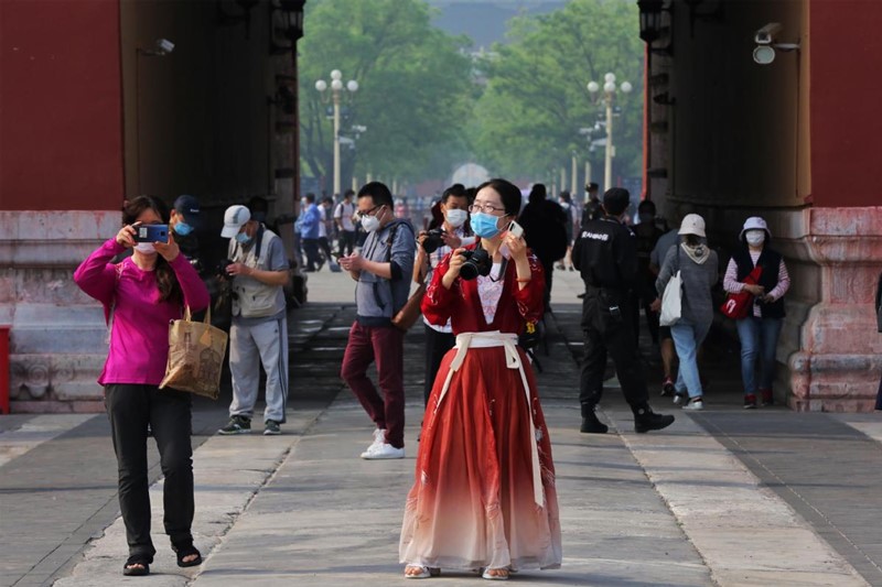 Los turistas visitan el Museo del Palacio en Beijing, el 1 de mayo de 2020. [Foto de Jiang Dong / China Daily]