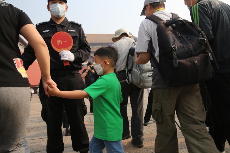 Los visitantes esperan en la fila para entrar en el Museo del Palacio en Beijing, el 1 de mayo de 2020. [Foto de Jiang Dong / China Daily]