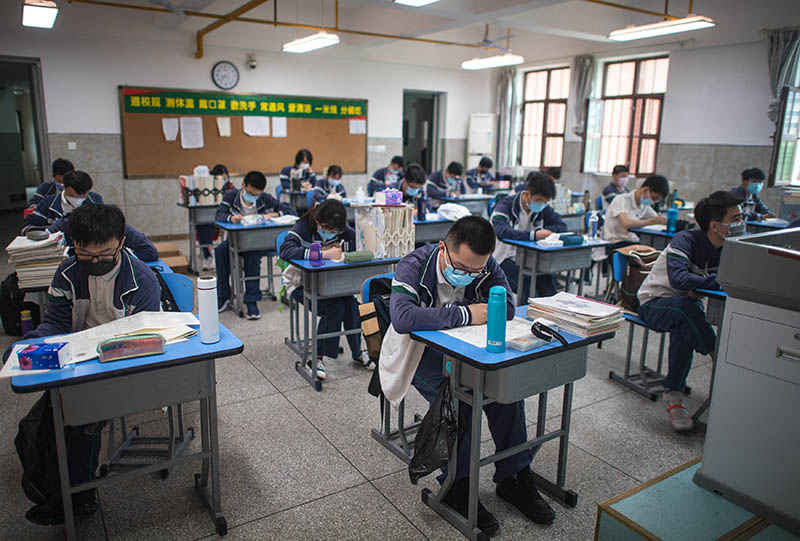 La foto, tomada el 6 de mayo de 2020, muestra a estudiantes de último año en una sala de clases de la Escuela Secundaria No.6 de Wuhan, capital de la provincia central china de Hubei. (Xinhua/Xiao Yijiu)