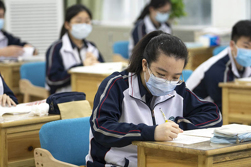 La foto, tomada el 6 de mayo de 2020, muestra a estudiantes de último año durante una clase en la Escuela Secundaria Experimental de Hubei Wuchang en Wuhan, capital de la provincia central china de Hubei. (Xinhua/Xiong Qi)