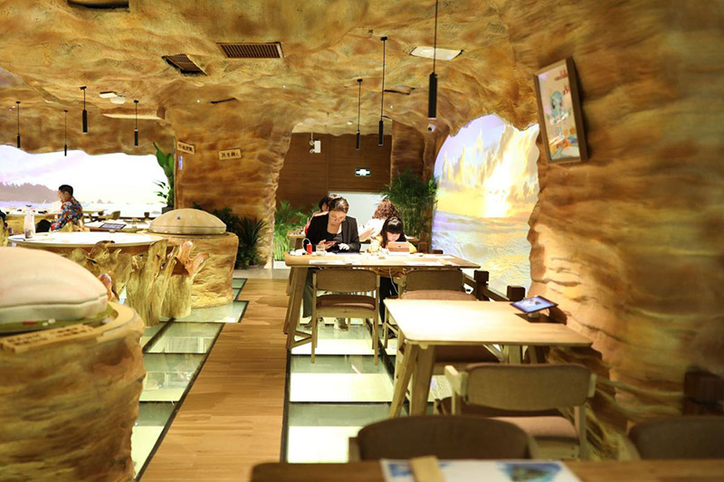Los comensales esperan sus pedidos en Caretta Land, un restaurante temático sobre robots tortuga en Shanghai. [Foto proporcionada a chinadaily.com.cn]