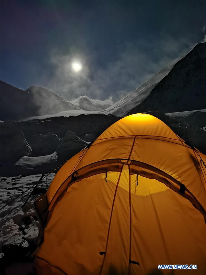 Luna llena en el campamento de avanzada en el Monte Qomolangma