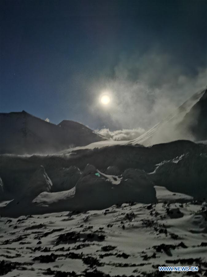 Luna llena en el campamento de avanzada en el Monte Qomolangma