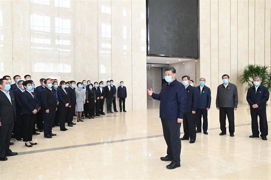 TAIYUAN, 12 mayo, 2020 (Xinhua) -- El presidente chino, Xi Jinping, también secretario general del Comité Central del Partido Comunista de China y presidente de la Comisión Militar Central, habla con empleados durante su visita al centro de servicio de la Zona de Demostración de Transformación y Reforma Integral de Shanxi en Taiyuan, capital de la provincia de Shanxi, en el norte de China, el 12 de mayo de 2020. Xi inspeccionó el martes Taiyuan. (Xinhua/Li Xueren)