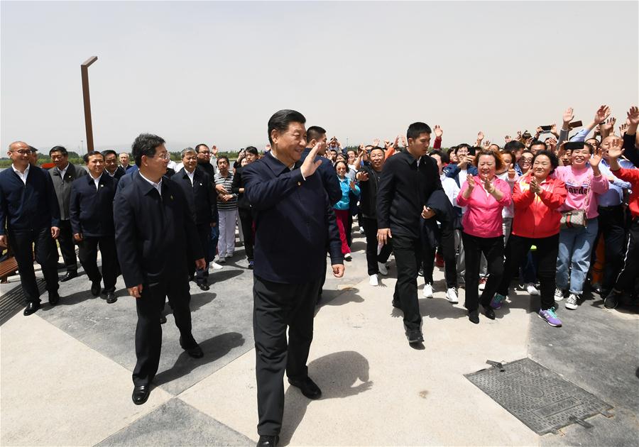 TAIYUAN, 12 mayo, 2020 (Xinhua) -- El presidente chino, Xi Jinping, también secretario general del Comité Central del Partido Comunista de China y presidente de la Comisión Militar Central, saluda a ciudadanos durante su visita a una sección del Río Fenhe en Taiyuan, capital de la provincia de Shanxi, en el norte de China, el 12 de mayo de 2020. Xi inspeccionó el martes Taiyuan. (Xinhua/Xie Huanchi)