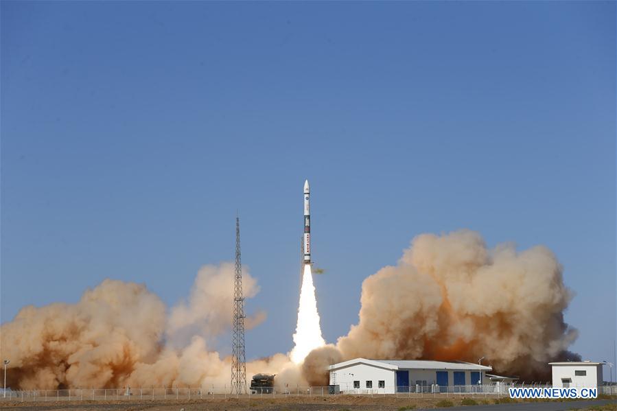 JIUQUAN, 12 mayo, 2020 (Xinhua) -- Los satélites, Xingyun-2 01 y 02, son lanzados por un cohete portador Kuaizhou-1A (KZ-1A) desde el Centro de Lanzamiento de Satélites de Jiuquan, en el noroeste de China, el 12 de mayo de 2020. China puso en órbita el martes dos satélites para probar la tecnología de comunicaciones del proyecto de internet de las cosas que está basada en el espacio. Los satélites fueron lanzados a las 9:16 horas (hora local) desde el Centro de Lanzamiento de Satélites de Jiuquan. Los satélites han entrado con éxito en la órbita programada. (Xinhua/Shan Biao)