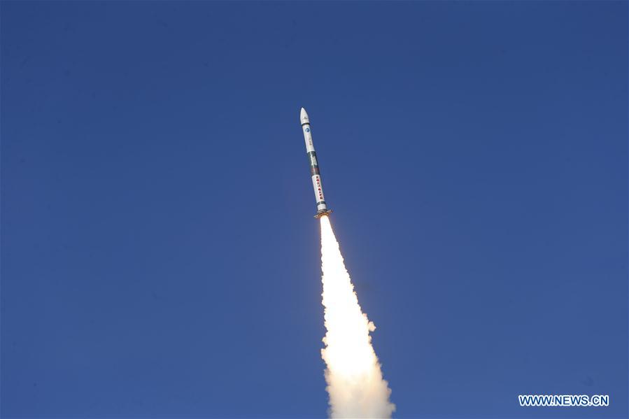 JIUQUAN, 12 mayo, 2020 (Xinhua) -- Los satélites, Xingyun-2 01 y 02, son lanzados por un cohete portador Kuaizhou-1A (KZ-1A) desde el Centro de Lanzamiento de Satélites de Jiuquan, en el noroeste de China, el 12 de mayo de 2020. China puso en órbita el martes dos satélites para probar la tecnología de comunicaciones del proyecto de internet de las cosas que está basada en el espacio. Los satélites fueron lanzados a las 9:16 horas (hora local) desde el Centro de Lanzamiento de Satélites de Jiuquan. Los satélites han entrado con éxito en la órbita programada.. (Xinhua/Shan Biao)