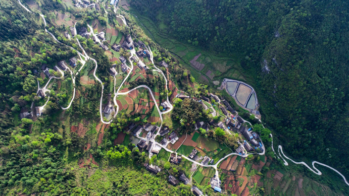 La carretera construida en Songtao, condado Miao de Tongren, provincia de Guizhou (sur de China), resolvió los problemas de desplazamiento de los aldeanos. Foto del 25 de abril. (Long Yuanbin / vip.people.com.cn)