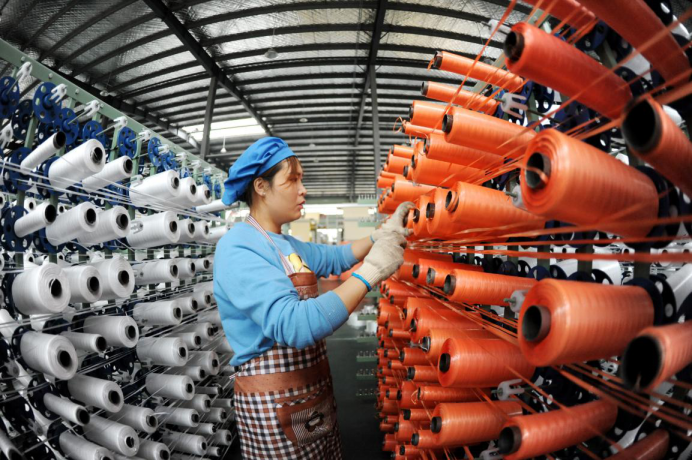 Una trabajadora produce y transforma productos del "taller de reducción de la pobreza" en Lianyungang, provincia de Jiangsu (este de China). Foto del 8 de mayo. (Wang Chun / vip.people.com.cn)