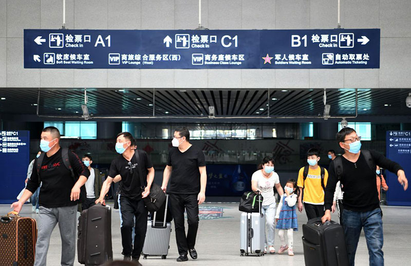 Los pasajeros entran en la sala de espera en la estación de tren de Nanchang, el 30 de abril. (Foto: Hu Guolin/ vip.people.com.cn)