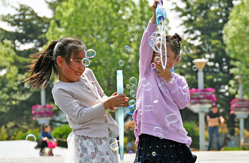 Los niños juegan en la plaza Yinyue, distrito Fushan, ciudad de Yantai, provincia de Shandong, el 1 de mayo. (Foto: Sun Wentan/ vip.people.com.cn)