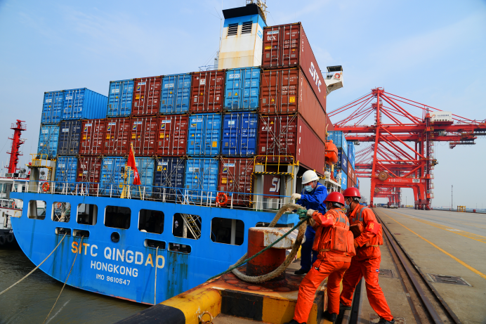 El 14 de abril, un buque portacontenedores completamente cargado se prepara para partir desde la terminal de contenedores del puerto de Taicang, en la provincia oriental china de Jiangsu, hacia Japón. (Ji Haixin / vip.people.com.cn)