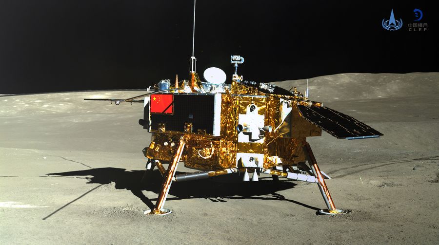 La imagen tomada por el explorador lunar chino Yutu-2, o Conejo de Jade-2, el 11 de enero de 2019, muestra al módulo de aterrizaje de la sonda Chang'e-4. (Xinhua/Administración Nacional del Espacio de China)
