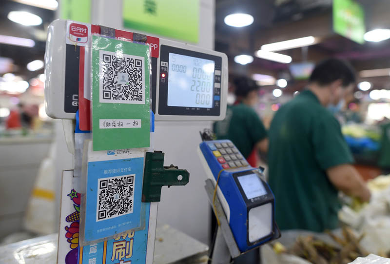 Códigos de respuesta rápida para el pago en el Mercado de Agricultores de Luojiazhuang, en Hangzhou, primer mercado 5G de la provincia de Zhejiang, 17 de mayo del 2020. [Foto: Xinhua]