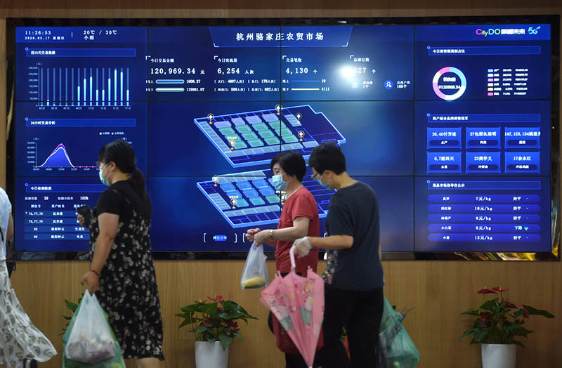 Una pantalla muestra datos de las acuerdos en tiempo real en el Mercado de Agricultores de Luojiazhuang, en Hangzhou, primer mercado 5G de la provincia de Zhejiang, 17 de mayo del 2020. [Foto: Xinhua]