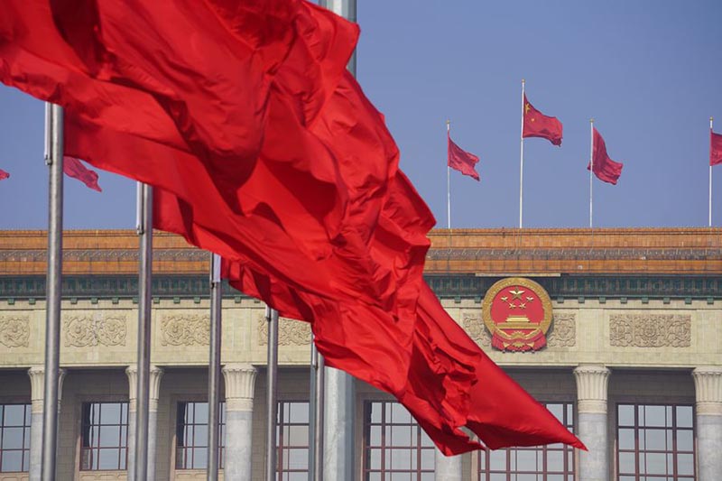 Banderas ondean en la Plaza de Tian'anmen y en el Gran Palacio del Pueblo, en Beijing, la capital de China, el 22 de mayo de 2020. (Xinhua/Xing Guangli)