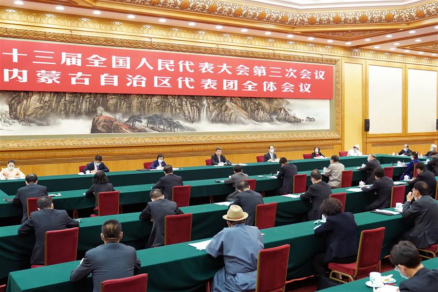 BEIJING, 22 mayo, 2020 (Xinhua) -- El presidente chino, Xi Jinping, también secretario general del Comité Central del Partido Comunista de China y presidente de la Comisión Militar Central, participa en una deliberación con los diputados de la delegación de la región autónoma de Mongolia Interior en la tercera sesión de la XIII Asamblea Popular Nacional (APN) en Beijing, capital de China, el 22 de mayo de 2020. (Xinhua/Huang Jingwen)