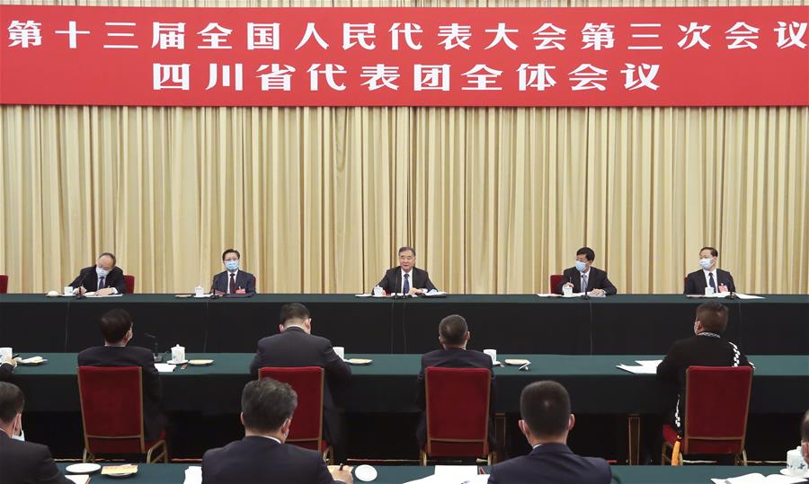 BEIJING, 22 mayo, 2020 (Xinhua) -- Wang Yang, miembro del Comité Permanente del Buró Político del Comité Central del Partido Comunista de China y presidente del Comité Nacional de la Conferencia Consultiva Política del Pueblo Chino (CCPPCh), participa con diputados de la provincia de Sichuan en la deliberación de grupo en la tercera sesión de la XIII Asamblea Popular Nacional (APN) en Beijing, capital de China, el 22 de mayo de 2020. (Xinhua/Yao Dawei)