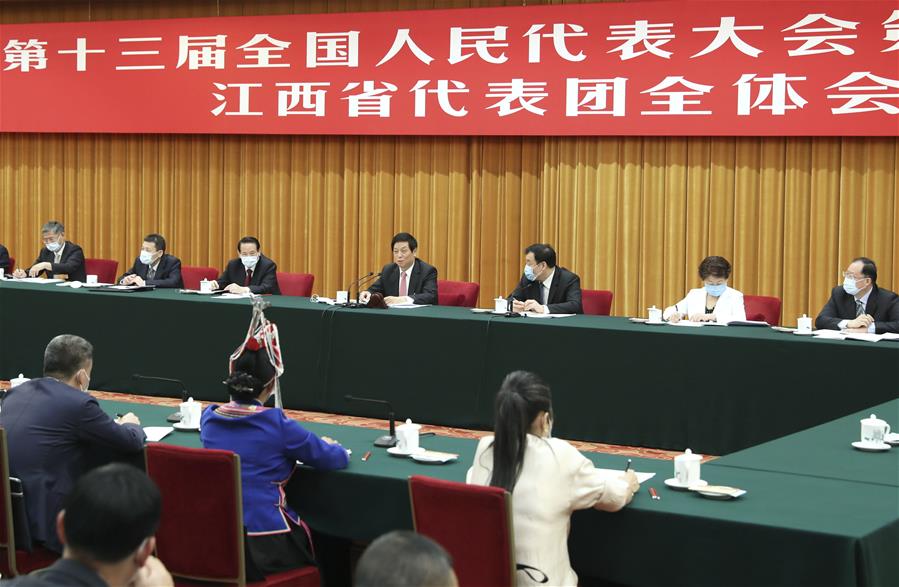 BEIJING, 22 mayo, 2020 (Xinhua) -- Li Zhanshu, miembro del Comité Permanente del Buró Político del Comité Central del Partido Comunista de China y presidente del Comité Permanente de la Asamblea Popular Nacional (APN), participa con diputados de la provincia de Jiangxi en la deliberación en grupo en la tercera sesión de la XIII APN, en Beijing, capital de China, el 22 de mayo de 2020. (Xinhua/Ding Lin)