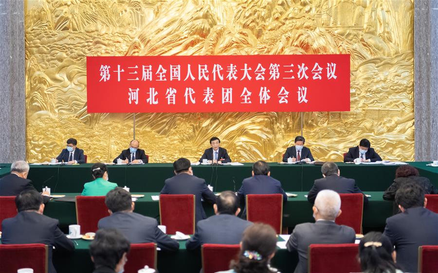BEIJING, 22 mayo, 2020 (Xinhua) -- Wang Huning, miembro del Comité Permanente del Buró Político del Comité Central del Partido Comunista de China (PCCh) y miembro del Secretariado del Comité Central del PCCh, participa con diputados de la provincia de Hebei en la deliberación en grupo en la tercera sesión de la XIII Asamblea Popular Nacional (APN) en Beijing, capital de China, el 22 de mayo de 2020. (Xinhua/Zhai Jianlan)