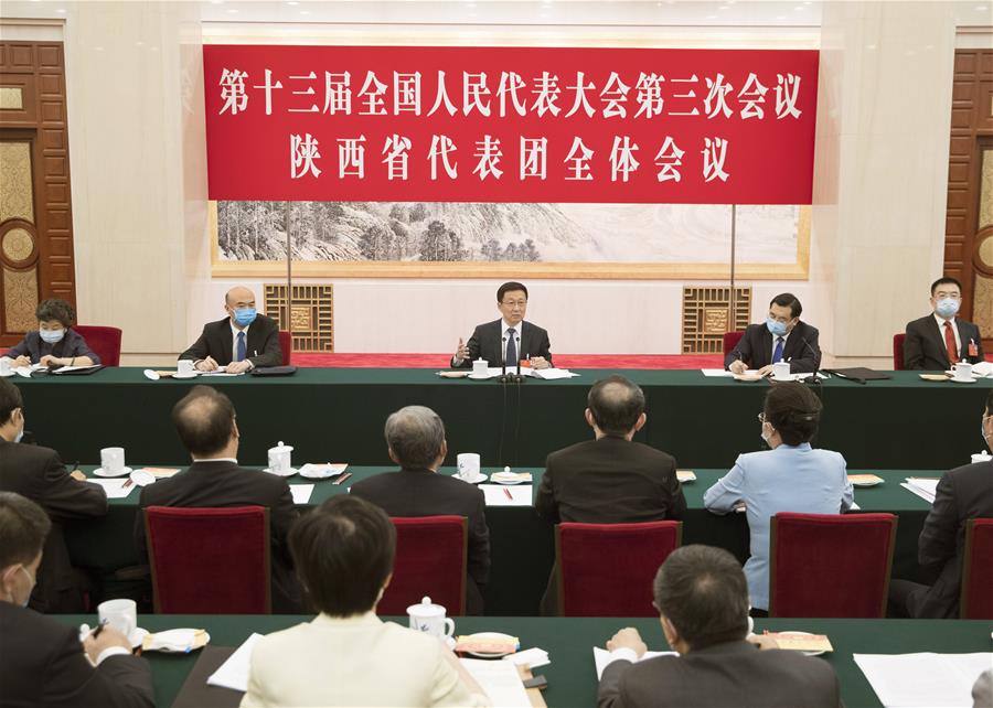 BEIJING, 22 mayo, 2020 (Xinhua) -- El vice primer ministro chino, Han Zheng, también miembro del Comité Permanente del Buró Político del Comité Central del Partido Comunista de China, participa con diputados de la provincia de Shaanxi en la deliberación de grupo en la tercera sesión de la XIII Asamblea Popular Nacional (APN) en Beijing, capital de China, el 22 de mayo de 2020. (Xinhua/Wang Ye)