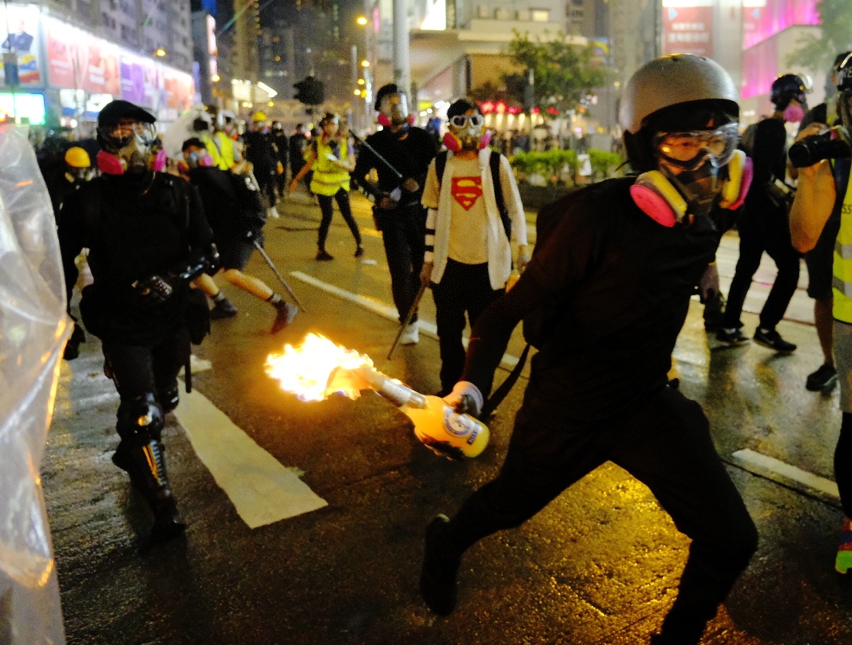 Un alborotador a punto de tirar una bomba molotov a la policía en Causeway Bay, Hong Kong, en el sur de China, el 31 de agosto de 2019. (Xinhua)