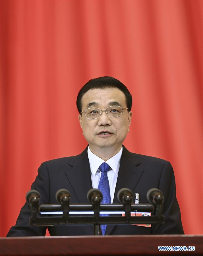 El primer ministro chino, Li Keqiang, presenta un informe sobre la labor del gobierno durante la reunión de apertura de la tercera sesión de la XIII Asamblea Popular Nacional en el Gran Palacio del Pueblo, en Beijing, capital de China, el 22 de mayo de 2020. (Xinhua/Shen Hong)