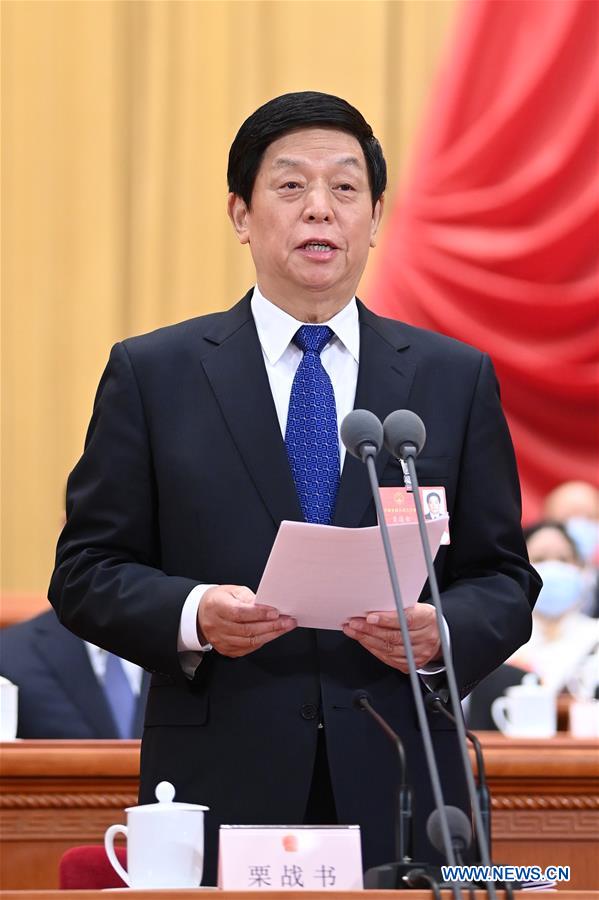 Li Zhanshu preside la reunión de apertura de la tercera sesión de la XIII Asamblea Popular Nacional en el Gran Palacio del Pueblo en Beijing, capital de China, el 22 de mayo de 2020. (Xinhua/Shen Hong)