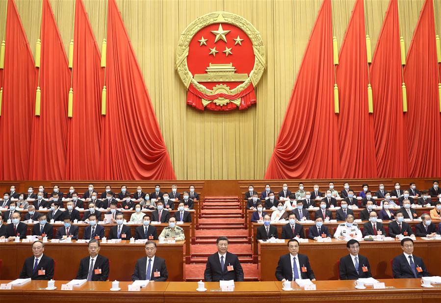 BEIJING, 22 mayo, 2020 (Xinhua) -- La tercera sesión de la XIII Asamblea Popular Nacional (APN) es inaugurada en el Gran Palacio del Pueblo en Beijing, capital de China, el 22 de mayo de 2020. Los líderes del Partido Comunista de China (PCCh) y del Estado Xi Jinping, Li Keqiang, Wang Yang, Wang Huning, Zhao Leji, Han Zheng y Wang Qishan asistieron el viernes a la reunión de apertura de la tercera sesión de la XIII APN, y Li Zhanshu presidió la reunión. (Xinhua/Ju Peng)